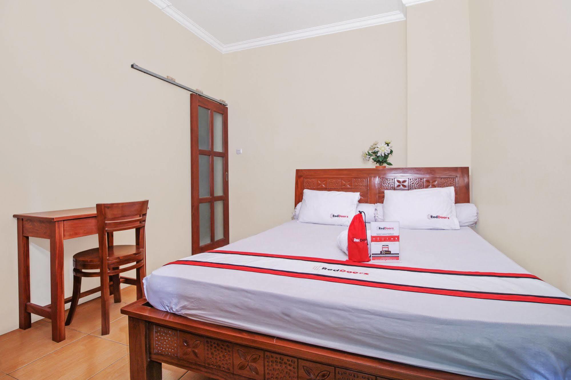 Hotel Reddoorz @ Kwitang à Jakarta Extérieur photo